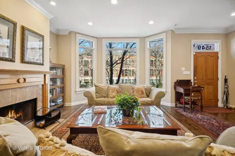 Living - 1549 W Jackson Blvd, Chicago, IL 60607 photo 3 of 9