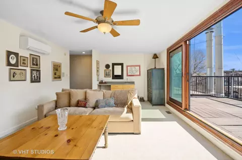 Living - 1549 W Jackson Blvd, Chicago, IL 60607 photo 7 of 9