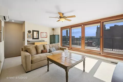 Living - 1549 W Jackson Blvd, Chicago, IL 60607 photo 6 of 9