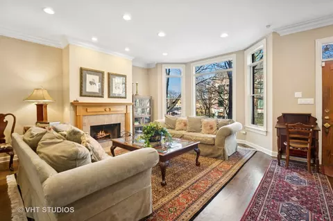 Living - 1549 W Jackson Blvd, Chicago, IL 60607 photo 2 of 9