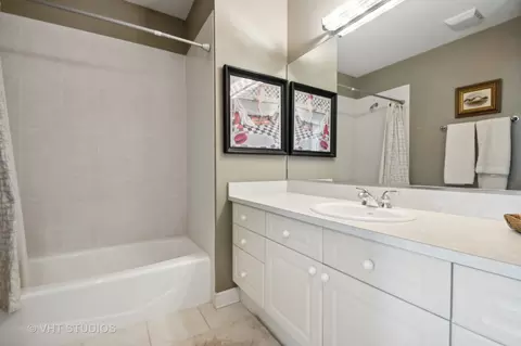 Bath - 1549 W Jackson Blvd, Chicago, IL 60607 photo 4 of 5