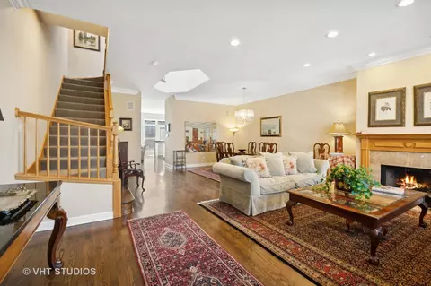 Living - 1549 W Jackson Blvd, Chicago, IL 60607 photo 4 of 9