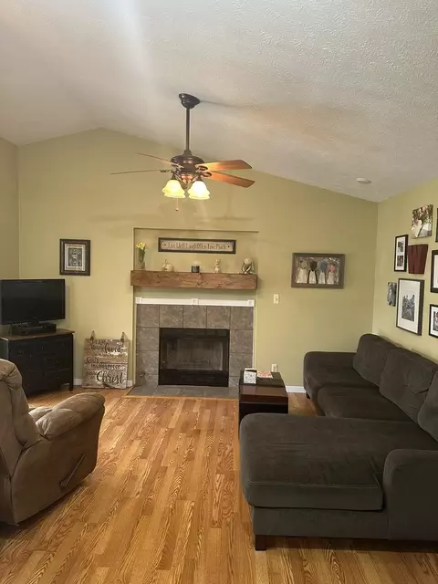 Living - 703 Elm St, Le Roy, IL 61752 photo 3 of 9