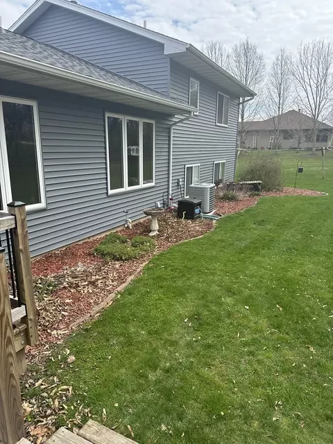 Exterior - 703 Elm St, Le Roy, IL 61752 photo 7 of 15