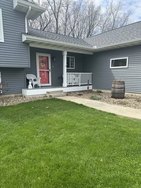Exterior - 703 Elm St, Le Roy, IL 61752 photo 3 of 15