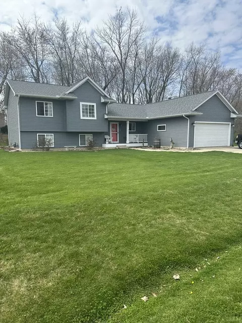 703 Elm St, Le Roy, IL 61752