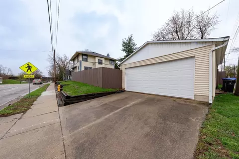 Exterior - 58 White Pl, Bloomington, IL 61701 photo 10 of 11