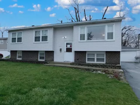 7910 Apache Ln, Woodridge, IL 60517