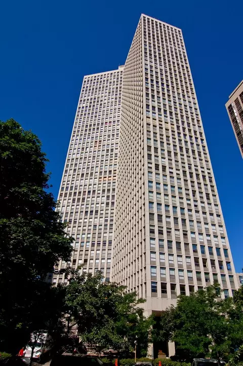 2626 N Lakeview Ave #806, Chicago, IL 60614