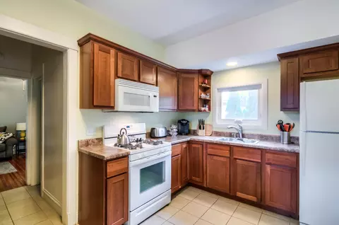 Kitchen - 617 Delles Rd, Wheaton, IL 60187 photo 4 of 4