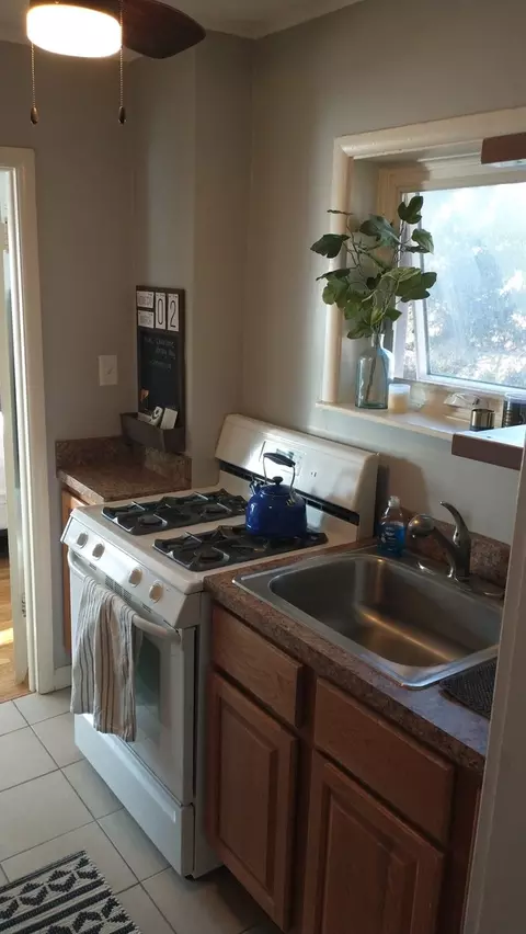 Kitchen - 617 Delles Rd, Wheaton, IL 60187 photo 2 of 4