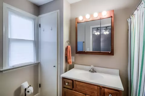 Bath - 617 Delles Rd, Wheaton, IL 60187 photo 1 of 2