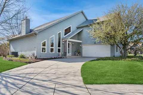 25 Richmond Ln, Aurora, IL 60504