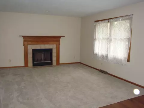 Living - 1018 E 6th St, Belvidere, IL 61008 photo 4 of 5