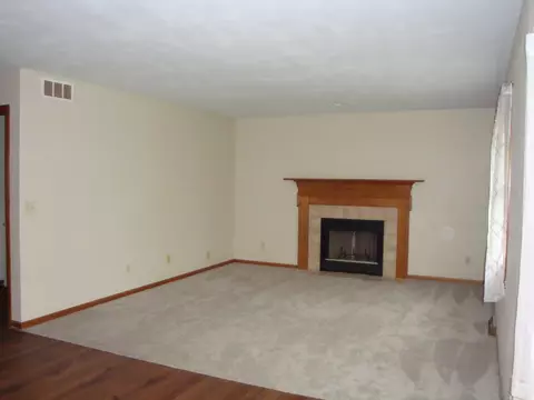 Living - 1018 E 6th St, Belvidere, IL 61008 photo 3 of 5