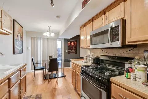 Kitchen - 1992 Hastings Dr, Hoffman Estates, IL 60169 photo 3 of 3