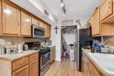 Kitchen - 1992 Hastings Dr, Hoffman Estates, IL 60169 photo 2 of 3
