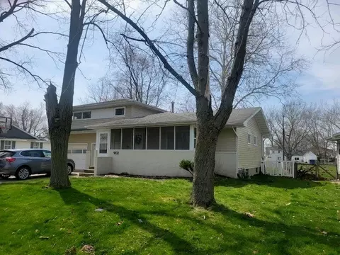 902 S Longview Rd, Monticello, IL 61856