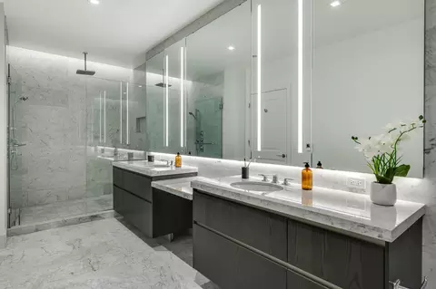 Bath - 363 E Wacker Dr #5101, Chicago, IL 60601 photo 2 of 3