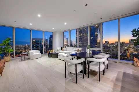 Dining - 363 E Wacker Dr #5101, Chicago, IL 60601 photo 2 of 5