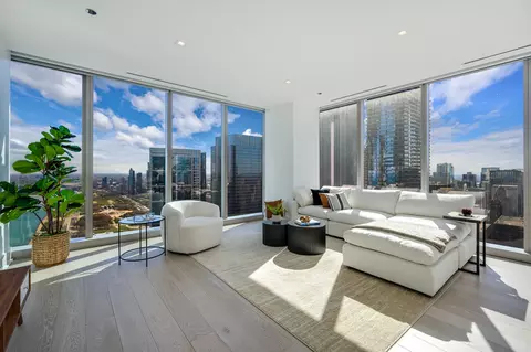 Living - 363 E Wacker Dr #5101, Chicago, IL 60601 photo 1 of 7