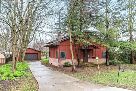 2009 Castle Ave, Bloomington, IL 61701