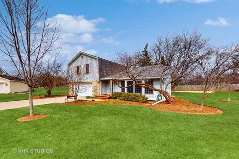 1212 Abbey Ct, Libertyville, IL 60048