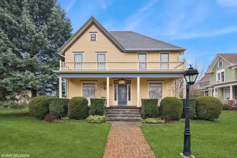 10815 N Woodstock St, Huntley, IL 60142