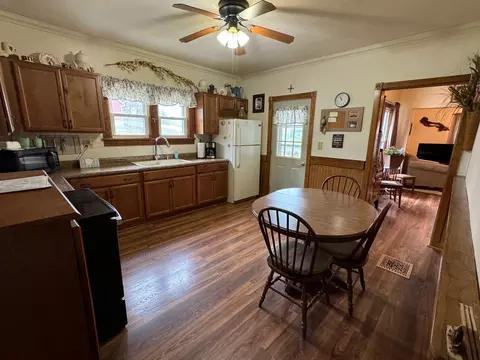 Dining - 1121 Center St, Dixon, IL 61021 photo 1 of 3