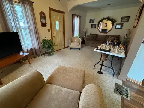 Living - 1121 Center St, Dixon, IL 61021 photo 2 of 5