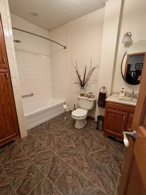 Bath - 1121 Center St, Dixon, IL 61021 photo 1 of 1