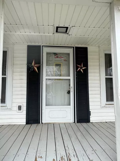 Exterior - 1121 Center St, Dixon, IL 61021 photo 2 of 4