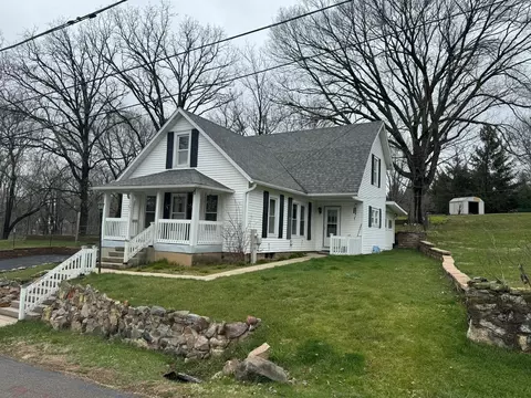 Exterior - 1121 Center St, Dixon, IL 61021 photo 4 of 4