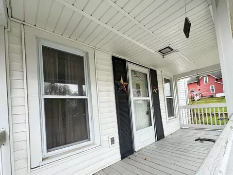 Exterior - 1121 Center St, Dixon, IL 61021 photo 3 of 4