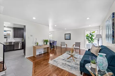 Living - 15528 Sunset Dr, Dolton, IL 60419 photo 2 of 5