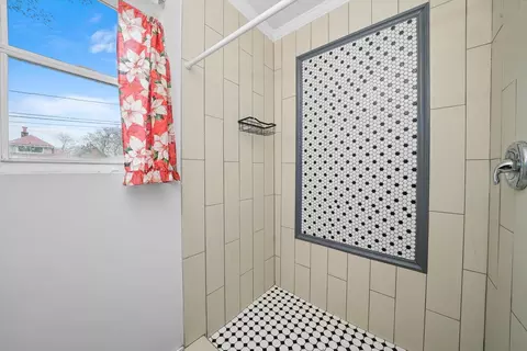 Bath - 914 E 92nd Pl, Chicago, IL 60619 photo 2 of 3