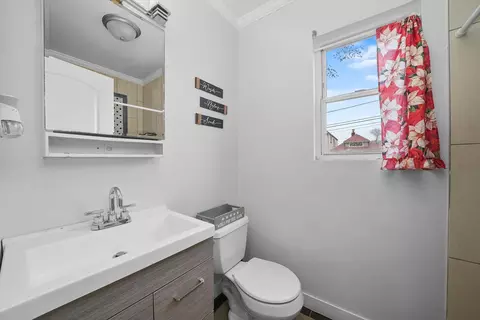 Bath - 914 E 92nd Pl, Chicago, IL 60619 photo 1 of 3