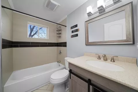 Bath - 914 E 92nd Pl, Chicago, IL 60619 photo 3 of 3