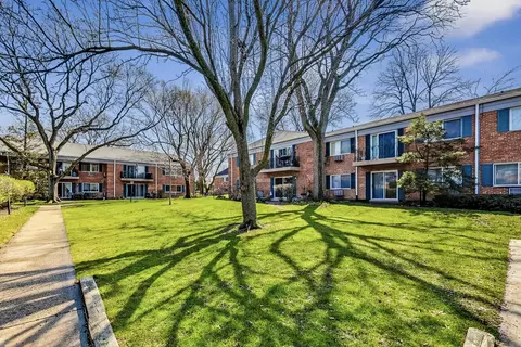 2411 S Goebbert Rd #109, Arlington Heights, IL 60005