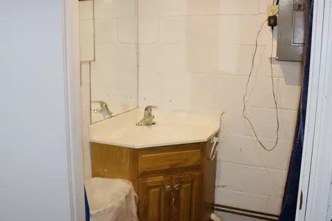 Bath - 1210 Croxton Ave, Bloomington, IL 61701 photo 4 of 4