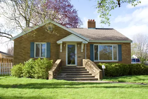 1210 Croxton Ave, Bloomington, IL 61701