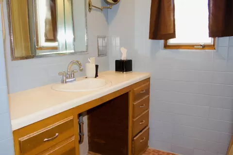Bath - 1210 Croxton Ave, Bloomington, IL 61701 photo 2 of 4