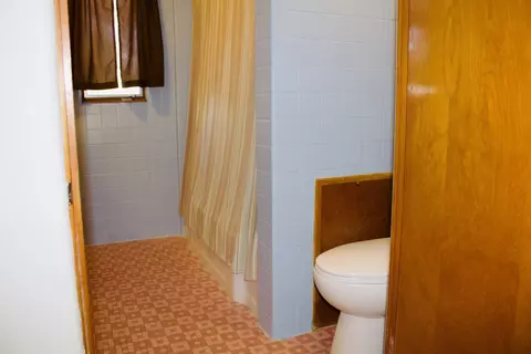 Bath - 1210 Croxton Ave, Bloomington, IL 61701 photo 3 of 4