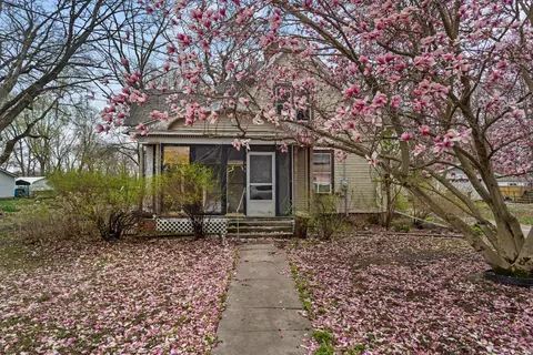 325 NE 3rd St, De Land, IL 61839