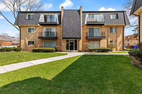4921 W 109th St #301, Oak Lawn, IL 60453