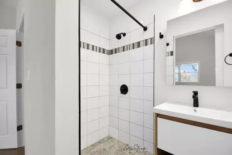 Bath - 5525 S Emerald Ave, Chicago, IL 60621 photo 3 of 4