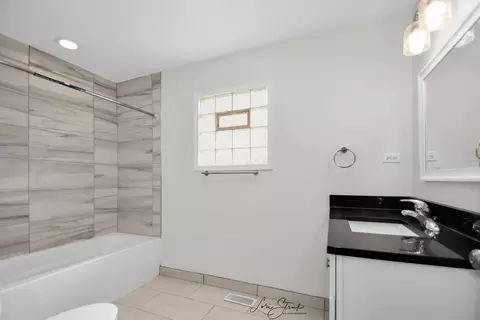 Bath - 5525 S Emerald Ave, Chicago, IL 60621 photo 1 of 4