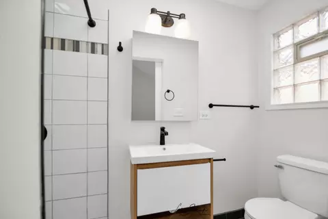 Bath - 5525 S Emerald Ave, Chicago, IL 60621 photo 2 of 4