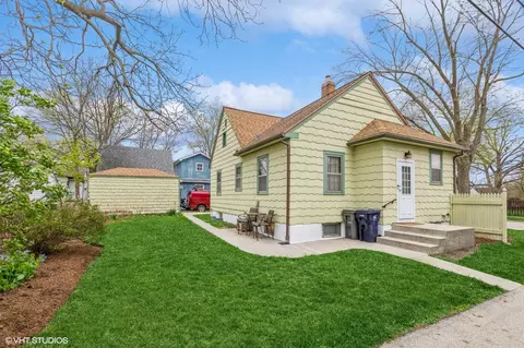 Exterior - 512 Holly St, Elgin, IL 60123 photo 3 of 4