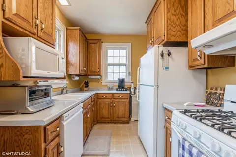 Kitchen - 512 Holly St, Elgin, IL 60123 photo 2 of 3